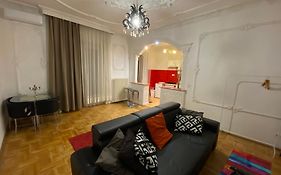 Apartment With Balcony And Ac Next To Danube